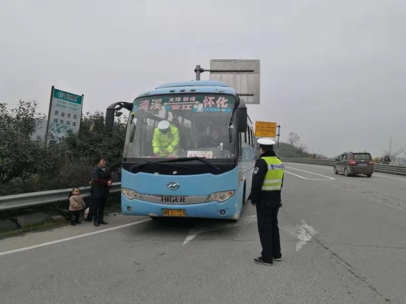 為了九曲十八彎山道上奔跑的校車的“零事故”----湖南省洪江市交警大隊(duì)校車安全管理有新招