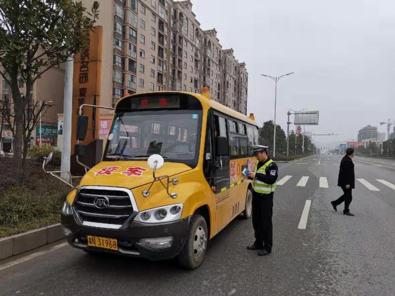 為了九曲十八彎山道上奔跑的校車的“零事故”----湖南省洪江市交警大隊(duì)校車安全管理有新招