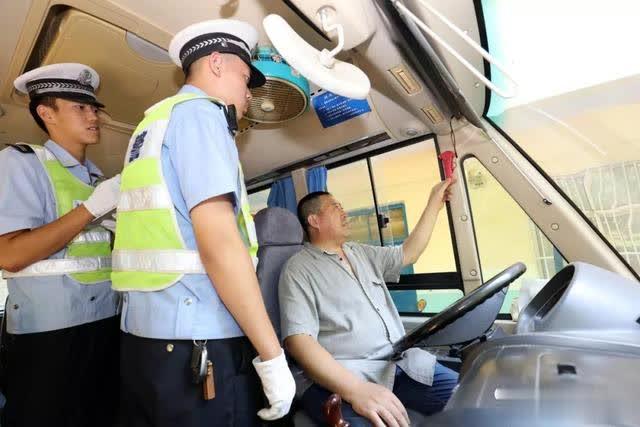 河津：開學(xué)前檢查校車