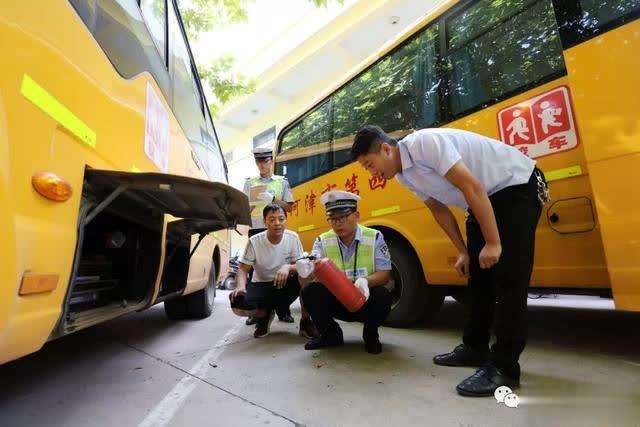 河津：開學(xué)前檢查校車