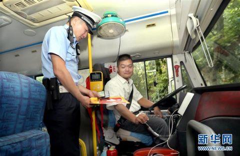 上海警方開(kāi)展校車(chē)行駛安全檢查