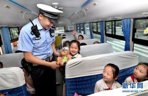 上海警方開(kāi)展校車(chē)行駛安全檢查