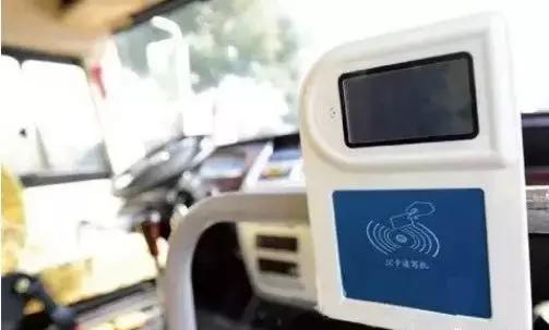 機(jī)智！湖北崇陽投用智慧校車：孩子遺忘在車上會(huì)自動(dòng)報(bào)警