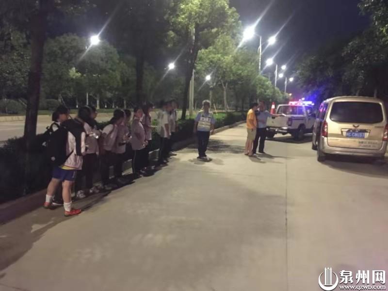 泉州一“黑校車”受家長委托接送學(xué)生 超員駕駛被查獲