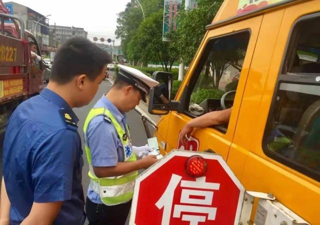 湘潭一校車司機酒駕心存僥幸“走捷徑”，交警蜀黍：沒想到吧？