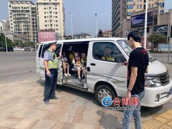 未取得校車(chē)標(biāo)牌、超員、未隨車(chē)攜帶駕駛證 漳州一“黑校車(chē)”被罰萬(wàn)元并扣分扣車(chē)
