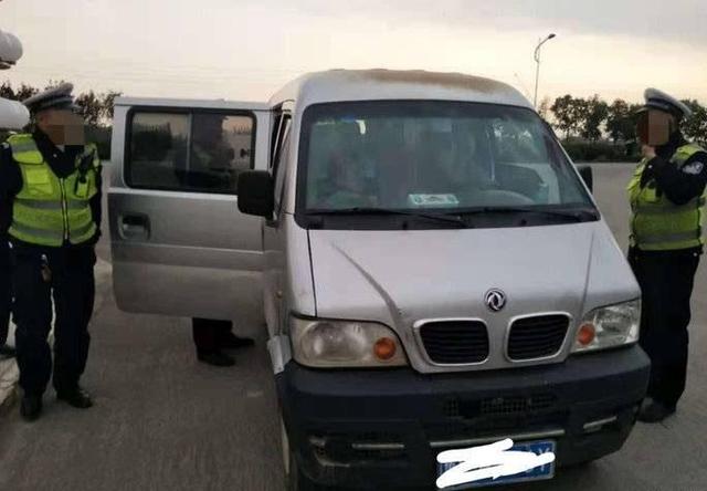 核載7人實(shí)載10人 一黑校車被東明交警罰款一萬(wàn)余元