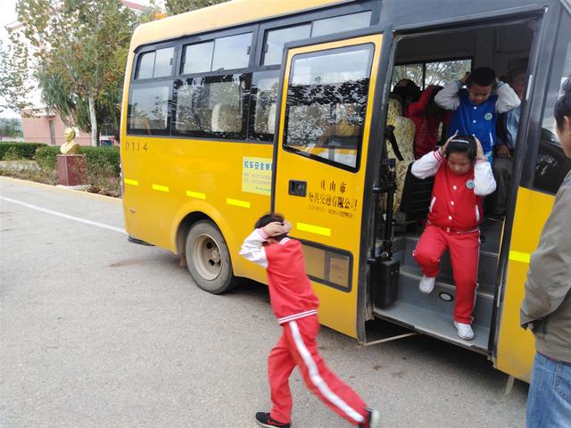 乳山市南黃鎮(zhèn)中心學(xué)校開展校車應(yīng)急疏散演練活動
