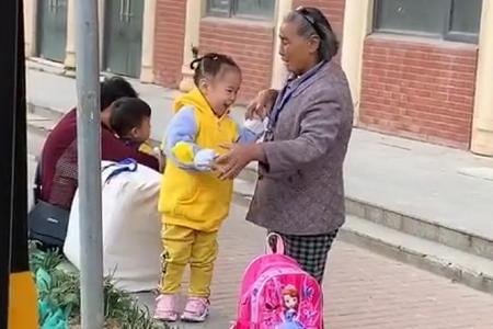 “最暖心奶奶”帶娃等校車火了，祖孫倆擁抱那一刻，網(wǎng)友淚目了