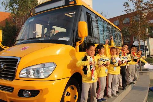 擅自將校車用來干這件事， 武漢一小學校長受處分