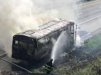 校車爆胎后劇烈燃燒，3位女教師冷靜應對，救活了全車人