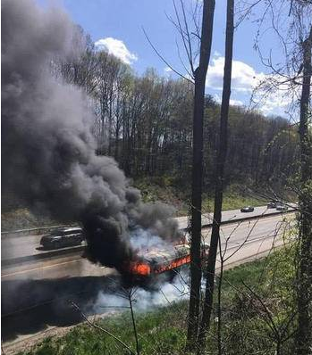 校車爆胎后劇烈燃燒，3位女教師冷靜應對，救活了全車人