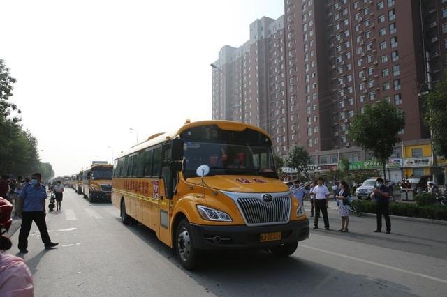 黃驊：“愛心校車”連續10年愛心送考，為高考學子圓夢護航