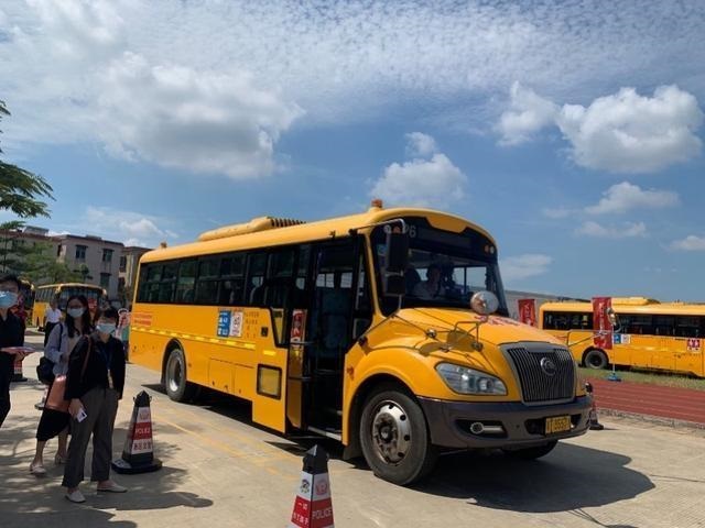 分析司機(jī)行為能自動(dòng)剎車，中山這所學(xué)校20輛校車裝上“黑科技”