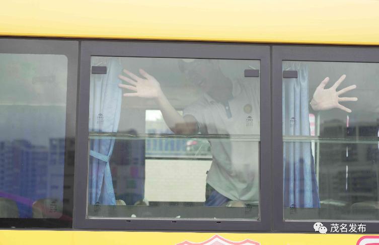 校車著火了？原來是高州舉辦校車突發事故應急演練！