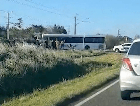 新西蘭校車撞火車：40名學(xué)生受傷 司機(jī)當(dāng)場(chǎng)死亡