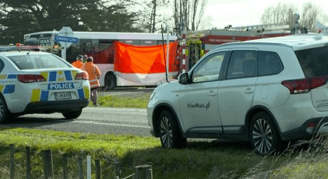 新西蘭校車撞火車：40名學(xué)生受傷 司機(jī)當(dāng)場(chǎng)死亡