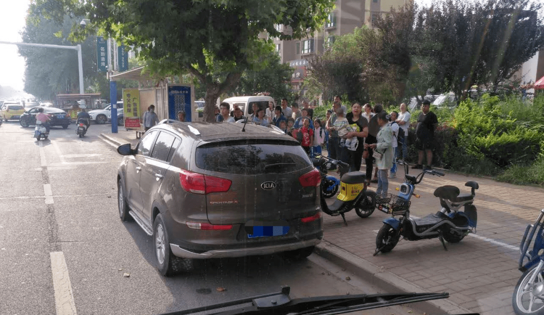 校車停靠“一位難求”！記者現(xiàn)場實(shí)拍！