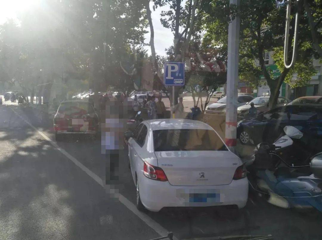 校車?？俊耙晃浑y求”！記者現(xiàn)場實(shí)拍！