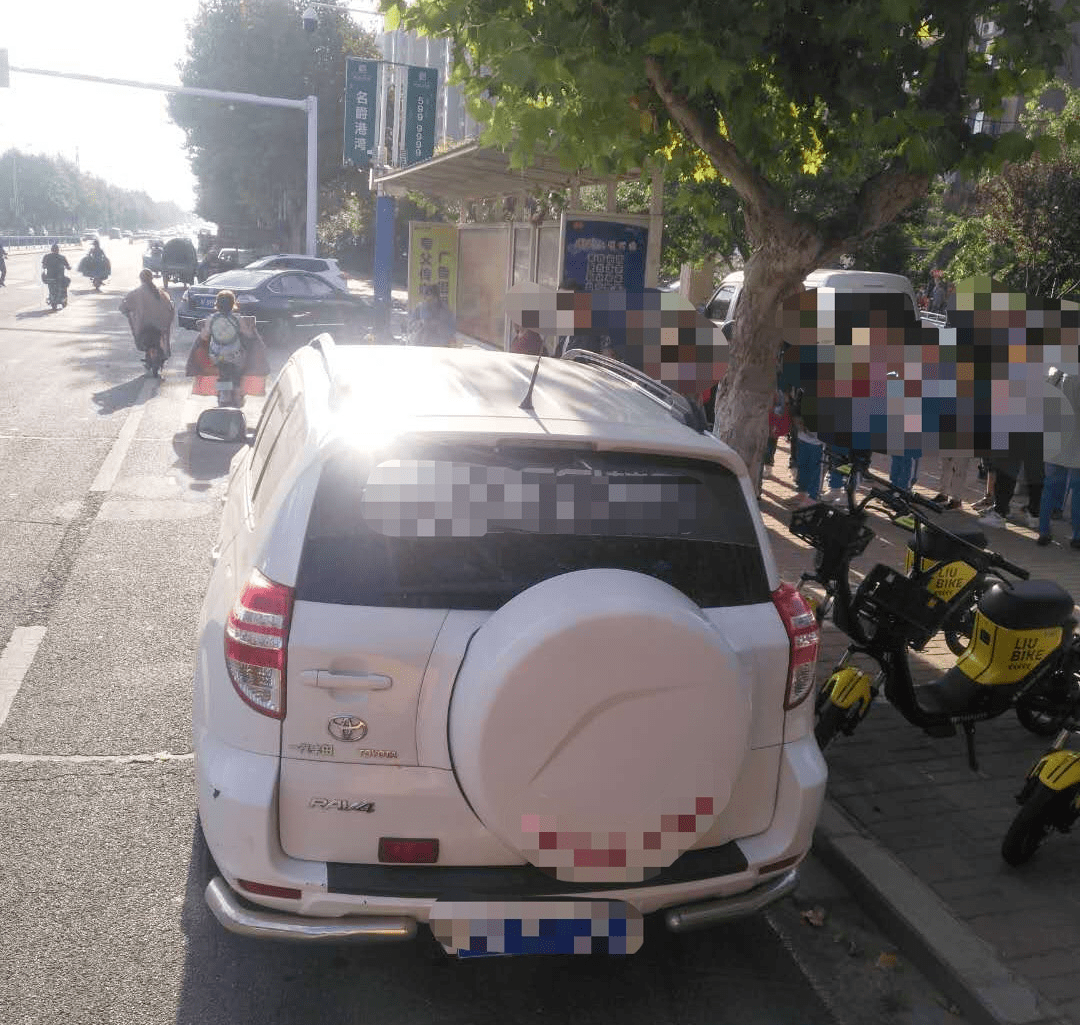 校車?？俊耙晃浑y求”！記者現(xiàn)場實(shí)拍！