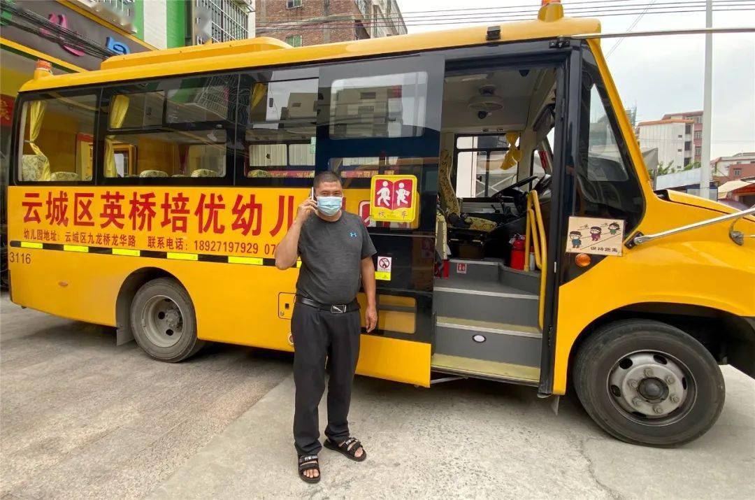 校車演練學(xué)逃生，安全之弦緊緊繃！幼兒園的孩子們從細(xì)節(jié)做起！