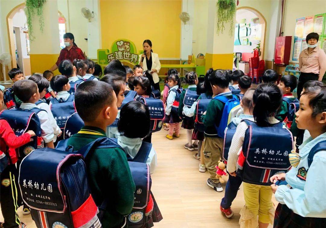 校車演練學(xué)逃生，安全之弦緊緊繃！幼兒園的孩子們從細(xì)節(jié)做起！