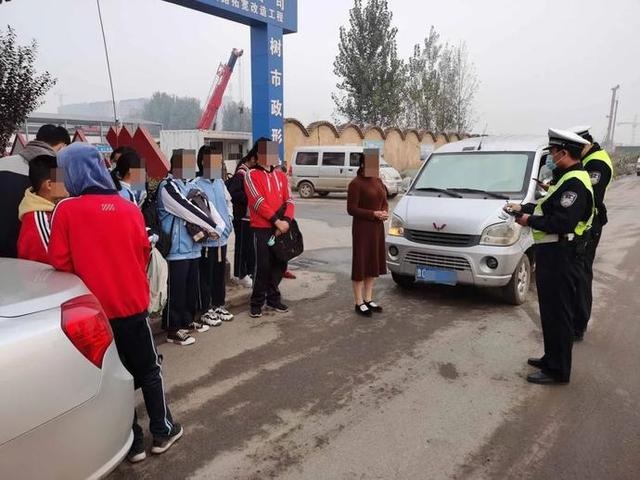 面包車變身“校車”？交警及時叫停！