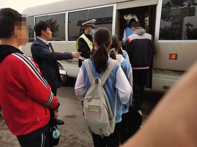 面包車變身“校車”？交警及時叫停！