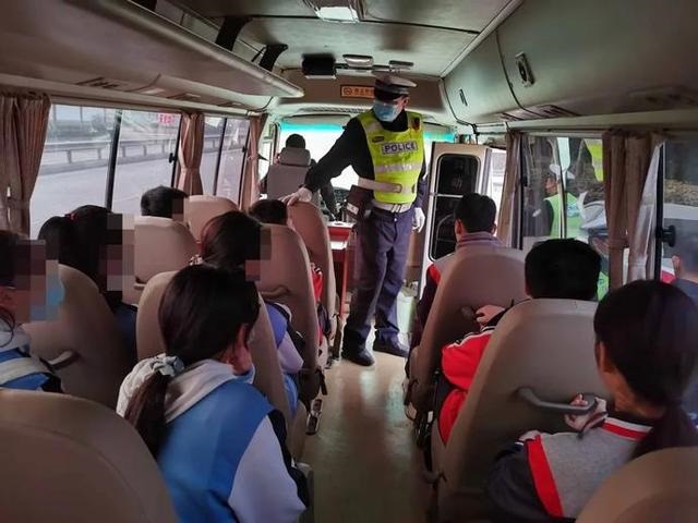 面包車變身“校車”？交警及時叫停！