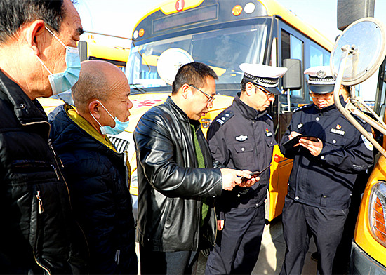 山西臨猗對(duì)校車(chē)進(jìn)行全面安全檢查并簽訂責(zé)任書(shū)