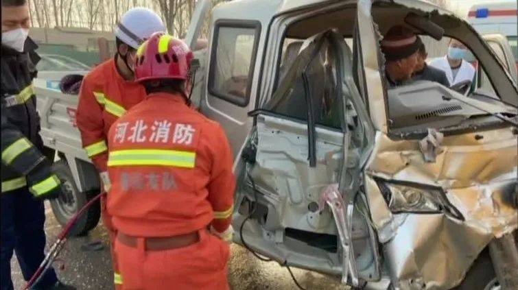 河北唐山：一不小心，“三輪” 與校車“親密接觸”了！萬幸的是……