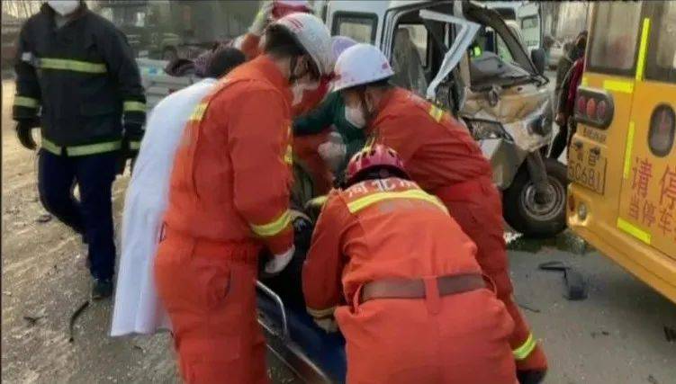 河北唐山：一不小心，“三輪” 與校車“親密接觸”了！萬幸的是……