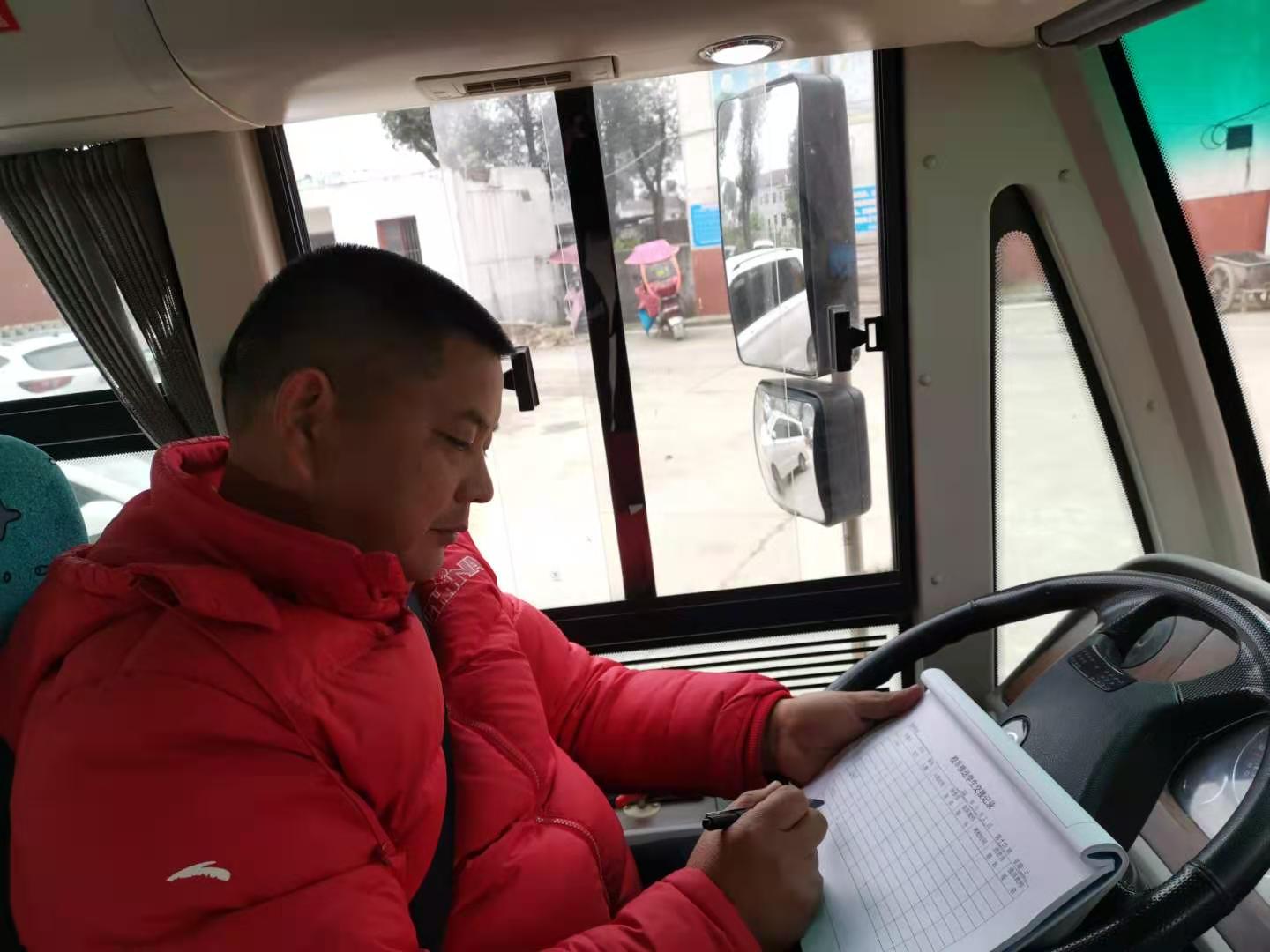 校車司機(jī)劉中華：扎根桃花山 情系學(xué)生安全