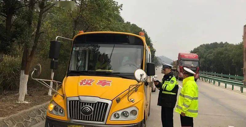 江西九江：沒(méi)有駕駛資格竟敢開(kāi)校車(chē)，司機(jī)被處“記12分+降級(jí)+罰款”