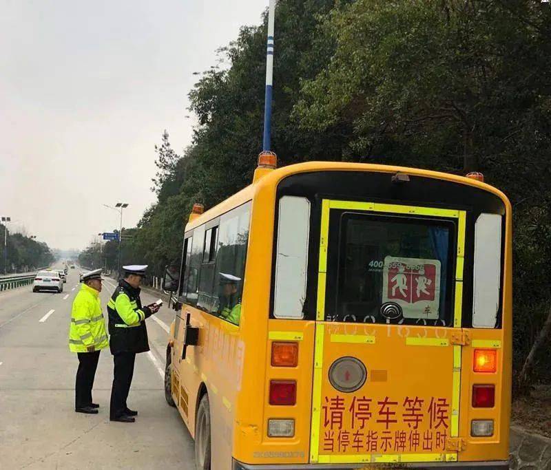 江西九江：沒(méi)有駕駛資格竟敢開(kāi)校車(chē)，司機(jī)被處“記12分+降級(jí)+罰款”