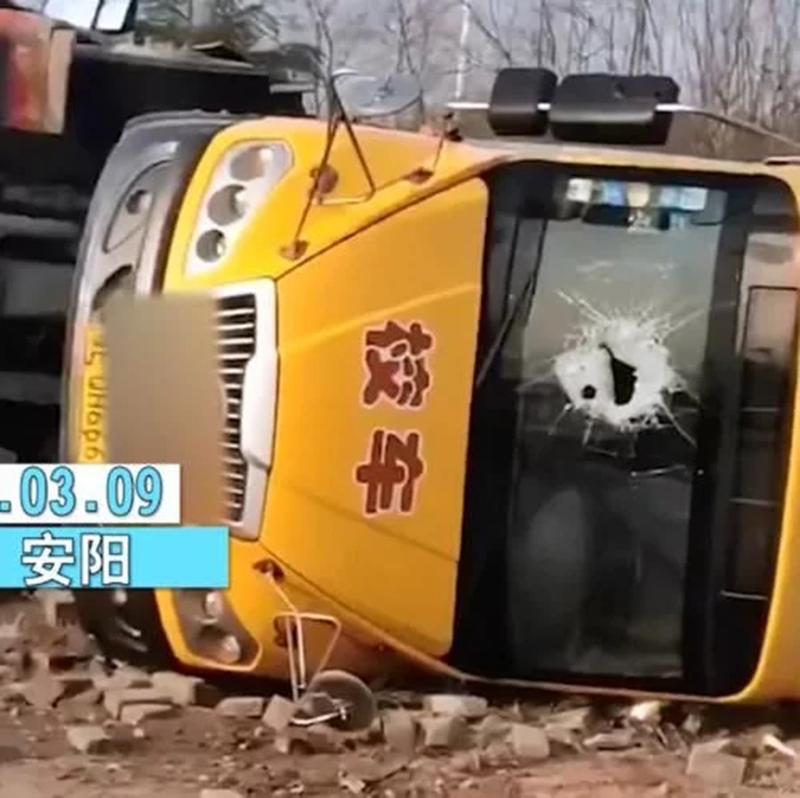 安陽一輛大貨車與校車相撞，兩車均側翻，一車幼兒坐地上大哭