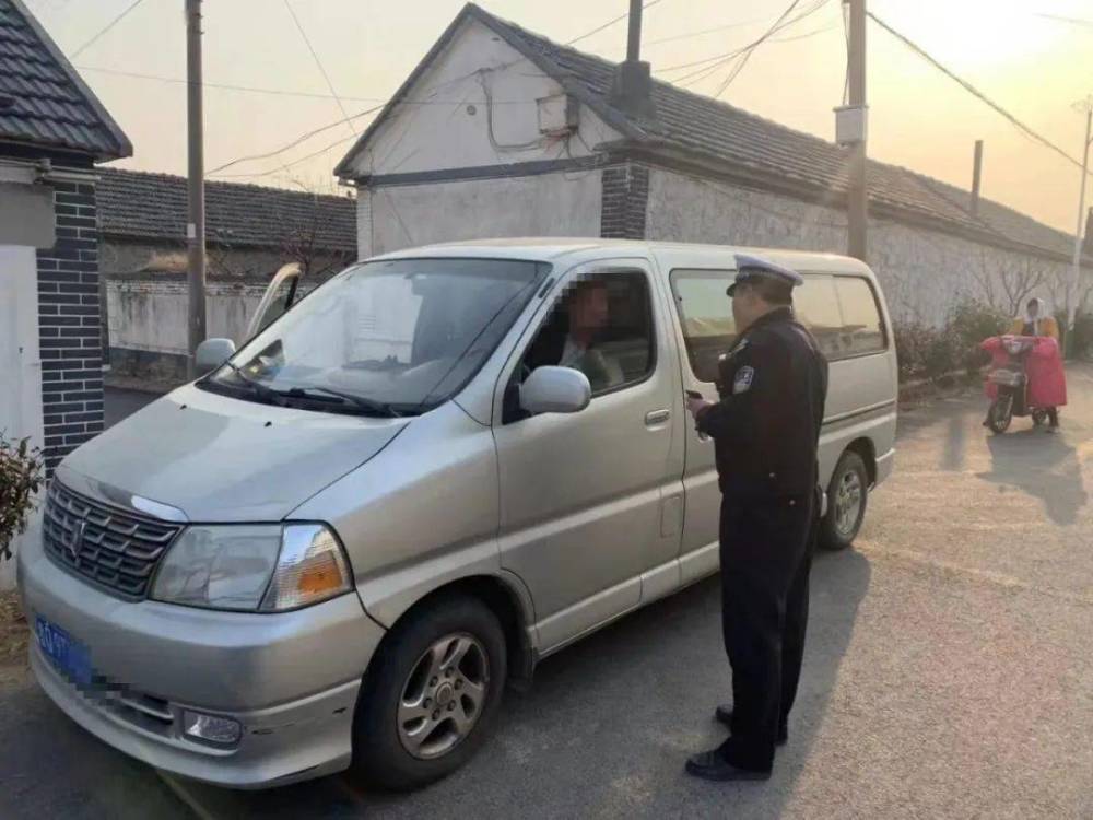 “校車”接送上下學孩子，被罰款10200元，家長：沒有更好的校車
