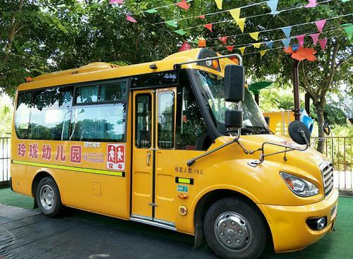 “校車”接送上下學孩子，被罰款10200元，家長：沒有更好的校車