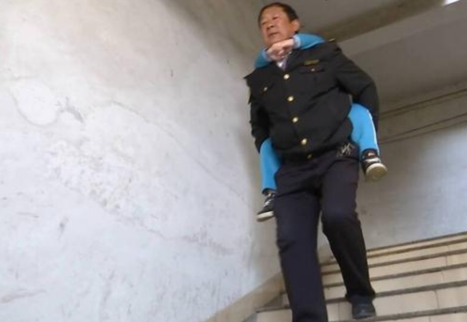 最美校車人 | 56歲“校車爸爸”1000多次接送“漸凍”兒童，風雨無阻，網友點贊