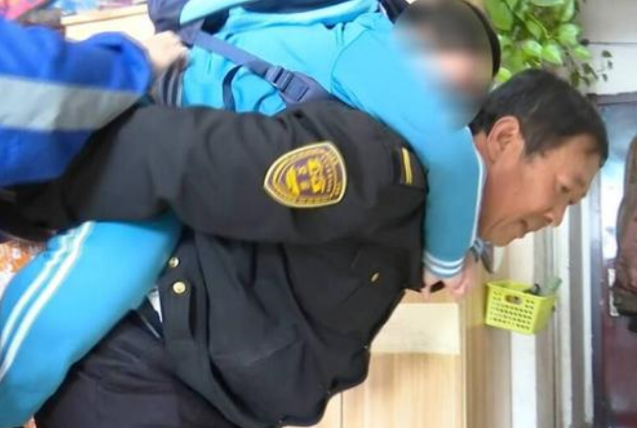 最美校車人 | 56歲“校車爸爸”1000多次接送“漸凍”兒童，風雨無阻，網友點贊