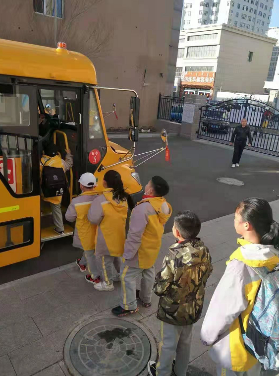 內蒙古錫林浩特：12條定制專線開通，這些小學、幼兒園校車“上崗”了