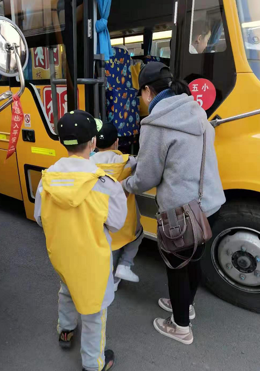 內蒙古錫林浩特：12條定制專線開通，這些小學、幼兒園校車“上崗”了