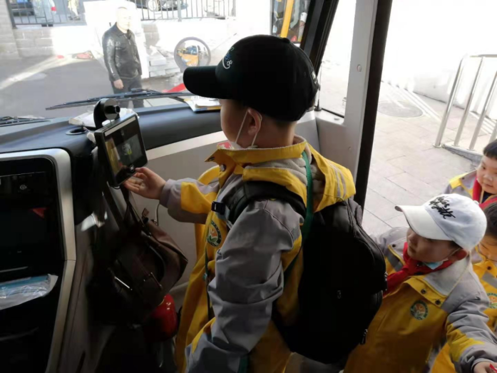 內蒙古錫林浩特：12條定制專線開通，這些小學、幼兒園校車“上崗”了