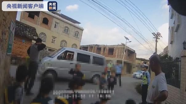 8座黑校車塞進26人，幼兒園司機、園長被起訴