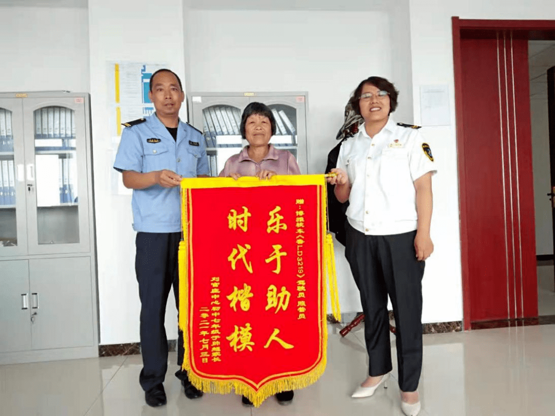 校車停運(yùn)，“暖心故事”卻不斷上演……