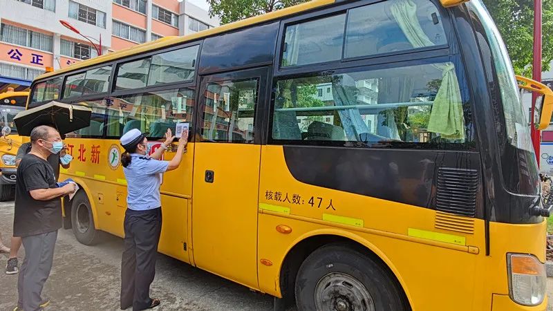“一車一碼”來了！清遠1297輛校車貼上“定制身份證”