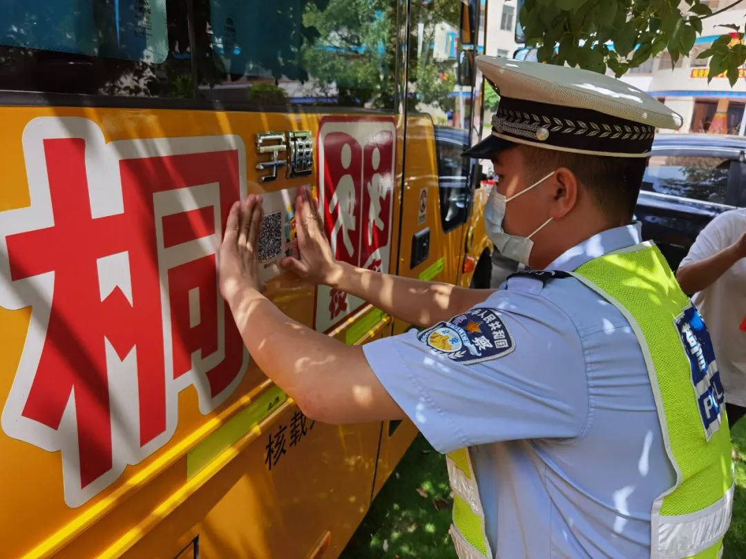 “一車一碼”來了！清遠1297輛校車貼上“定制身份證”