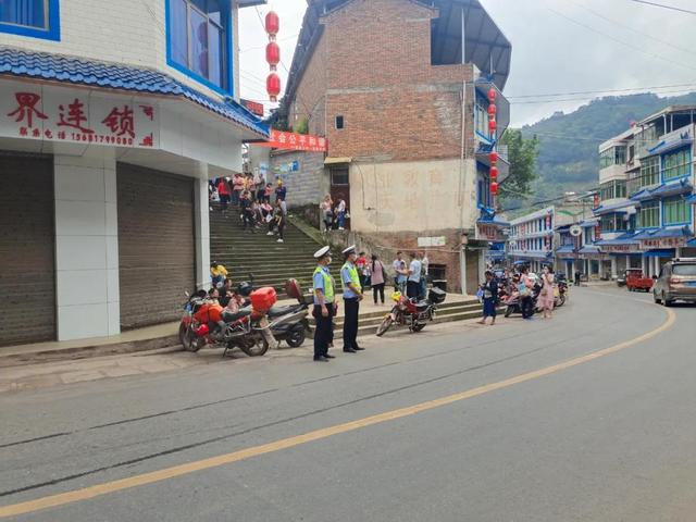 我為群眾辦實事 開學季，宜賓屏山公安“護學崗”全面開啟