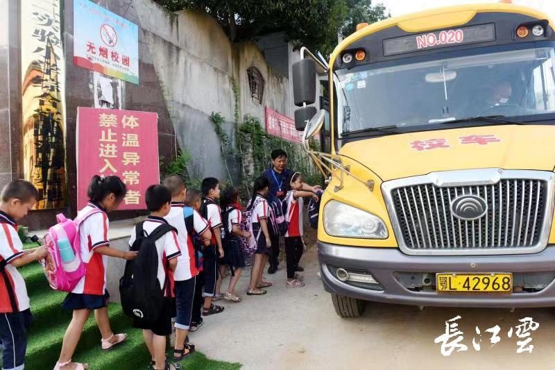 “我要安全”！這個山區縣1.2萬中小學生坐上智慧校車