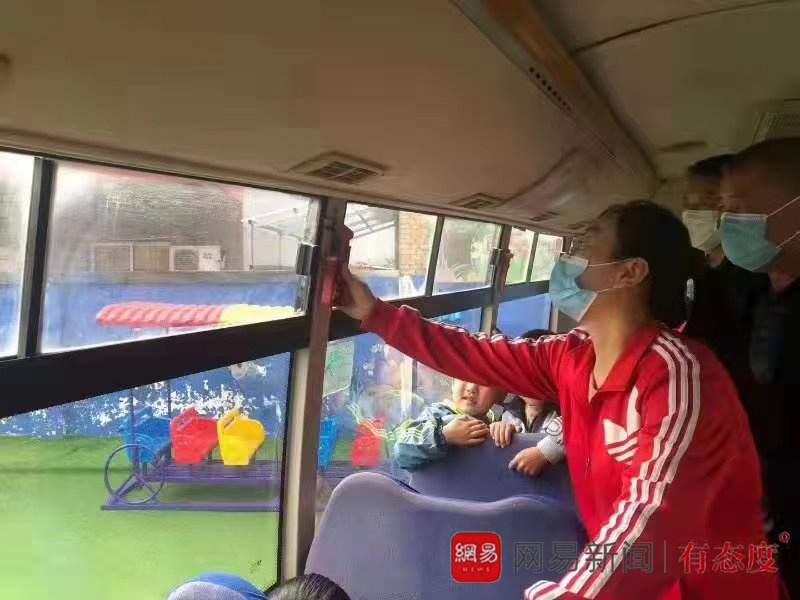 誠信校車祝你“平安乘車，快樂成長”